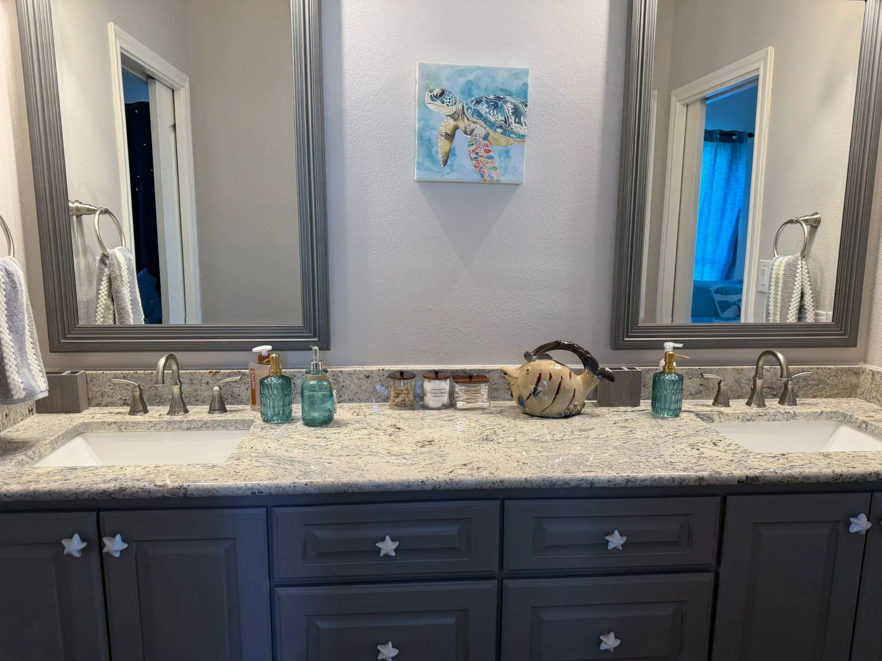 Jack-and-Jill vanity at Ace in the Hole Lodge